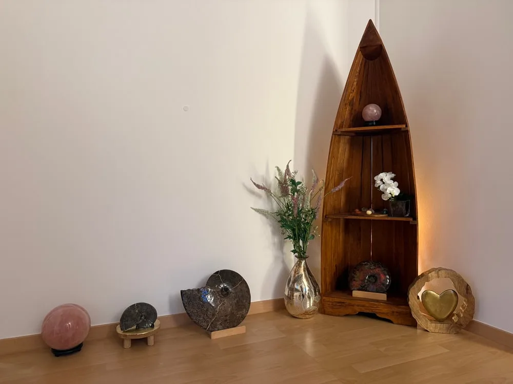 Eckregal aus Holz mit Trockenblumen, Ammonit und Holzherz